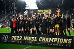 Le Portland Thorns FC célèbre avec le trophée après avoir remporté le match de football du championnat NWSL contre le courant de Kansas City, le samedi 29 octobre 2022, à Washington, DC.