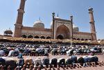 New Delhi, Intia: Muslimit pitävät perjantairukouksia Jama Masjidissa ennen pyhän Ramadan-kuukauden alkua.
