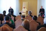 Benedikt hält 2009 im Vatikan eine Rede vor Mitgliedern des American Jewish Congress.  Der Papst hat es gesagt "unerträglich" den Holocaust zu leugnen, als er mit Kontroversen über einen Bischof konfrontiert war, der das Nazi-Massaker an Juden in Frage stellte.