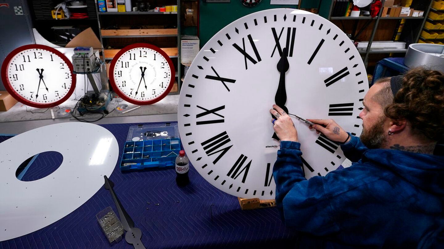 Yes, we're still changing the clocks. Checking in on Oregon's quest for  permanent daylight saving time - OPB