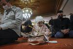 Ankara, Turkki: Muslimit suorittavat ramadanin ensimmäisen tarawih-rukouksen.