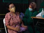 Un résident reçoit une dose du vaccin Pfizer COVID-19 dans un centre de santé à Jakarta, en Indonésie, le 13 janvier. Cette semaine, l'Indonésie a lancé un programme pour donner des rappels aux personnes âgées et aux personnes à risque de maladie grave.