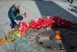 A Soviet army veteran lays flowers at a Tomb of the Unknown Soldier to mark the Victory Day in World War II, in Kyiv, Ukraine, Monday, May 9, 2022. (AP Photo / Efrem Lukatsky)