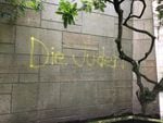 Yellow spraypaint on a stone wall reads "die Juden"