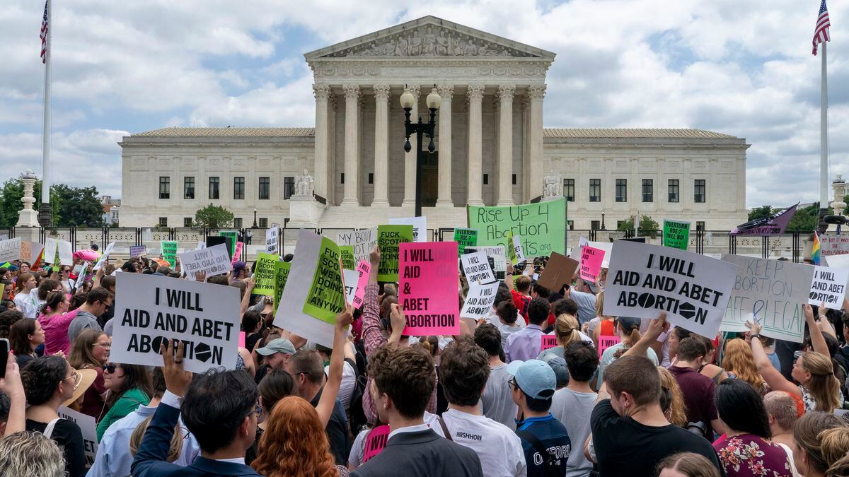 Adidas, Nike y Disney se suman a una ola de empresas que cubrirán el costo del aborto de las empleadas