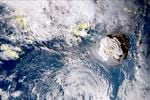 Dans cette image satellite prise par Himawari-8, un satellite météorologique japonais, et publiée par l'agence, montre une éruption volcanique sous-marine dans la nation pacifique des Tonga le samedi 15 janvier 2022. Un volcan sous-marin a éclaté de manière spectaculaire près du Pacifique nation des Tonga samedi, envoyant de grosses vagues se briser sur le rivage et les gens se précipitant vers les hauteurs. 