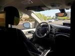 Une fourgonnette Waymo se déplace le long d'une rue de la ville lors d'un trajet en véhicule autonome le 7 avril à Chandler, en Arizona. Waymo, une unité de la société mère de Google, Alphabet Inc., est l'une des nombreuses sociétés qui testent des véhicules sans conducteur aux États-Unis. la technologie de conduite, mais elle nécessite toujours que des conducteurs humains prennent le relais en cas de besoin.