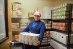 Trenna Wilson, estudiant de la PSU i directora general del rebost d'aliments de la universitat, es troba amb paquets de farina en un armari d'emmagatzematge addicional a la cantonada del petit espai principal del rebost el desembre.  12, 2022.