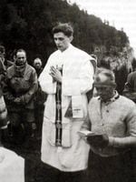 Der deutsche Priester Joseph Ratzinger (Mitte) betet im Sommer 1952 während einer Freilichtmesse in der Nähe von Ruhpolding in Bayern.