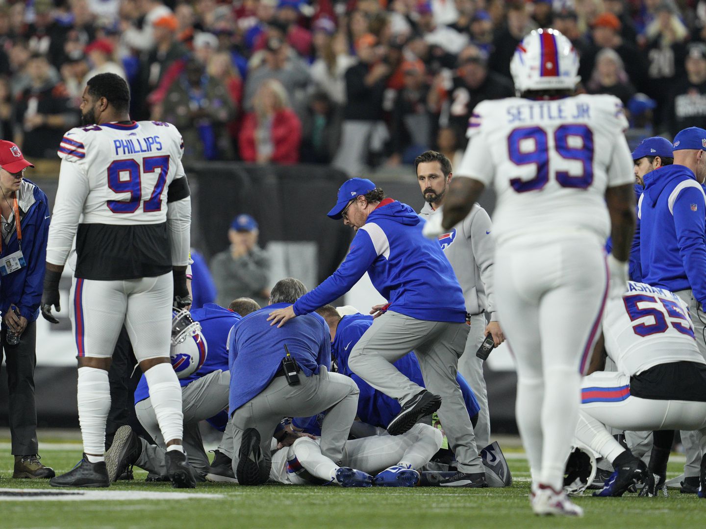 Josh Allen, Bills and Bengals show support on field for Damar Hamlin 