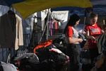 Refugiados ucranianos en el refugio del Complejo Deportivo Benito Juárez recogen ropa de una pila de parafernalia femenina donada en Tijuana, México, el viernes 8 de abril de 2022. Foto de Carlos A Moreno/NPR