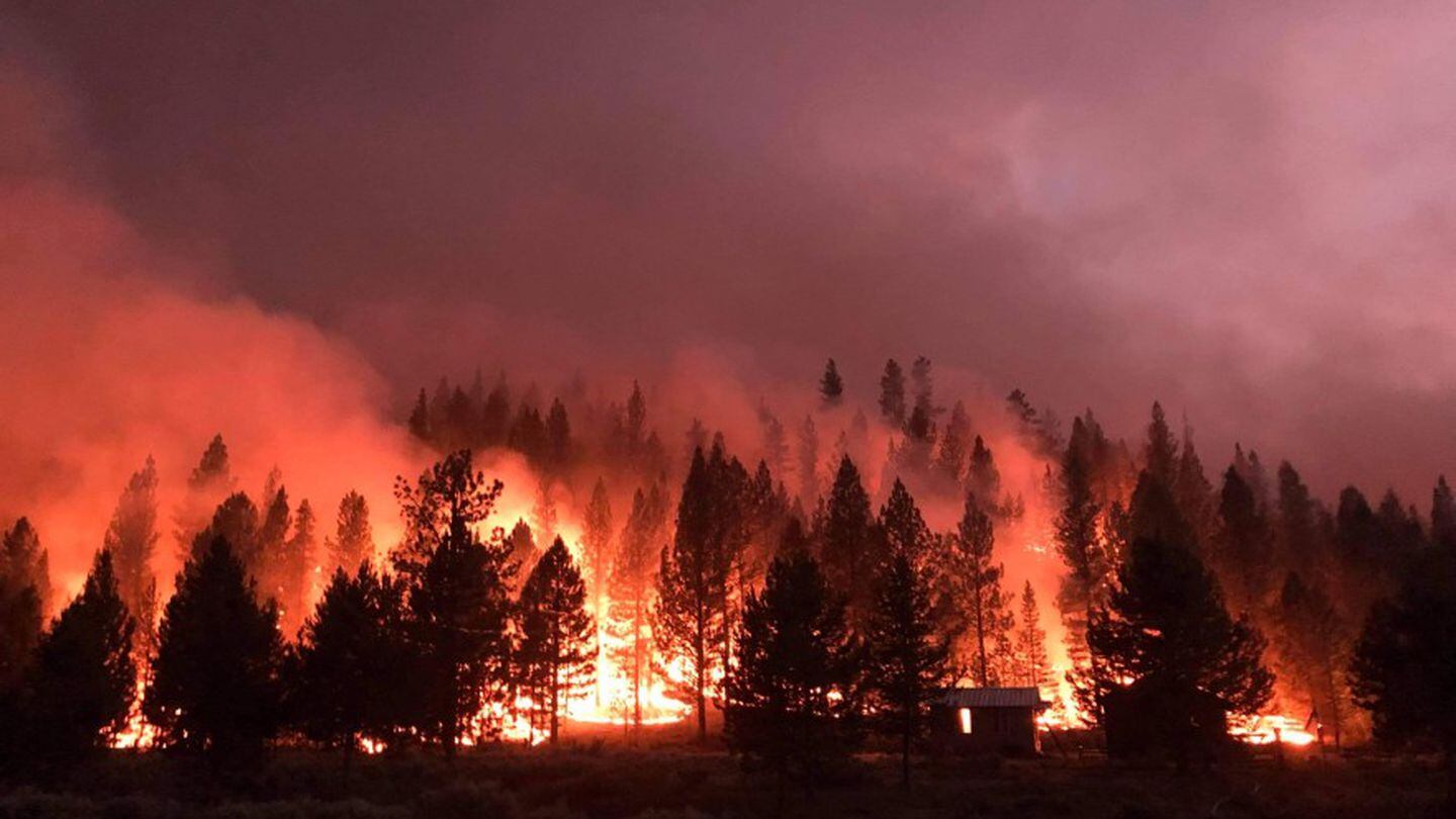As a new Central Oregon fire grows, smoke dampens Bootleg Fire to 