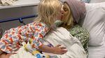 Erika Zak kisses her daughter Loïe in the hospital.
