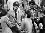 Metzner entrevista Kate Jackson e Elliot Gould durante uma sessão de fotos no Harvard Yard em Cambridge, Massachusetts, em 1977.