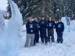 Крис Фульц (в центре) взял четырех студентов со своего курса ледяной скульптуры в Кулинарном институте побережья Орегона на чемпионат мира по искусству на льду 2022 года на Аляске, включая Ника Грэма, который также участвовал в соревнованиях вместе с Фульцем.