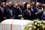Le président Joe Biden pose sa main sur le cercueil de l'ancienne secrétaire d'État Madeleine Albright lors des funérailles à la cathédrale nationale de Washington.  Tous les participants aux funérailles portaient des masques pour se couvrir le nez et la bouche.
