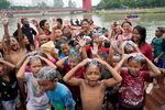 Tangerang, Indonesia: Lapset kylpevät Cisadane-joessa pyhän paastokuukauden ramadanin ensimmäisenä iltana.