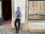 Marcio Duarte, propriétaire de Machimbombo, un petit bar à cocktails à Lisbonne, au Portugal, se tient devant son établissement.  Les affaires ont été difficiles au milieu des restrictions de la vie nocturne pendant la pandémie.