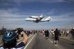 2012年9月21日、NASA 747 Shuttle Carrier Aircraftに搭載された宇宙往復船Endeavourがロサンゼルス国際空港に着陸します。