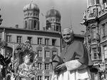 Mit den Türmen des Münchner Doms im Hintergrund nimmt Kardinal Ratzinger 1982 Abschied von den bayerischen Gläubigen. Ratzinger verließ Deutschland, um die Glaubenskongregation im Vatikan zu leiten.