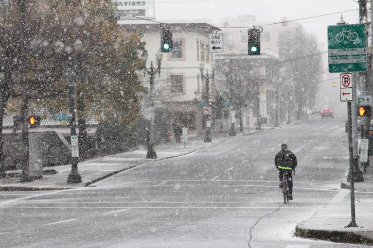The first snow starts to fall as Portland braces for an unusually strong winter storm, Thursday, Dec. 8, 2016.