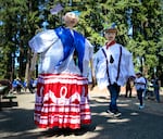 Las mojigangas caminan a través del desfile de la Guelaguetza en Shute Park en Hillsboro, Oregon, 9 de agosto de 2025.