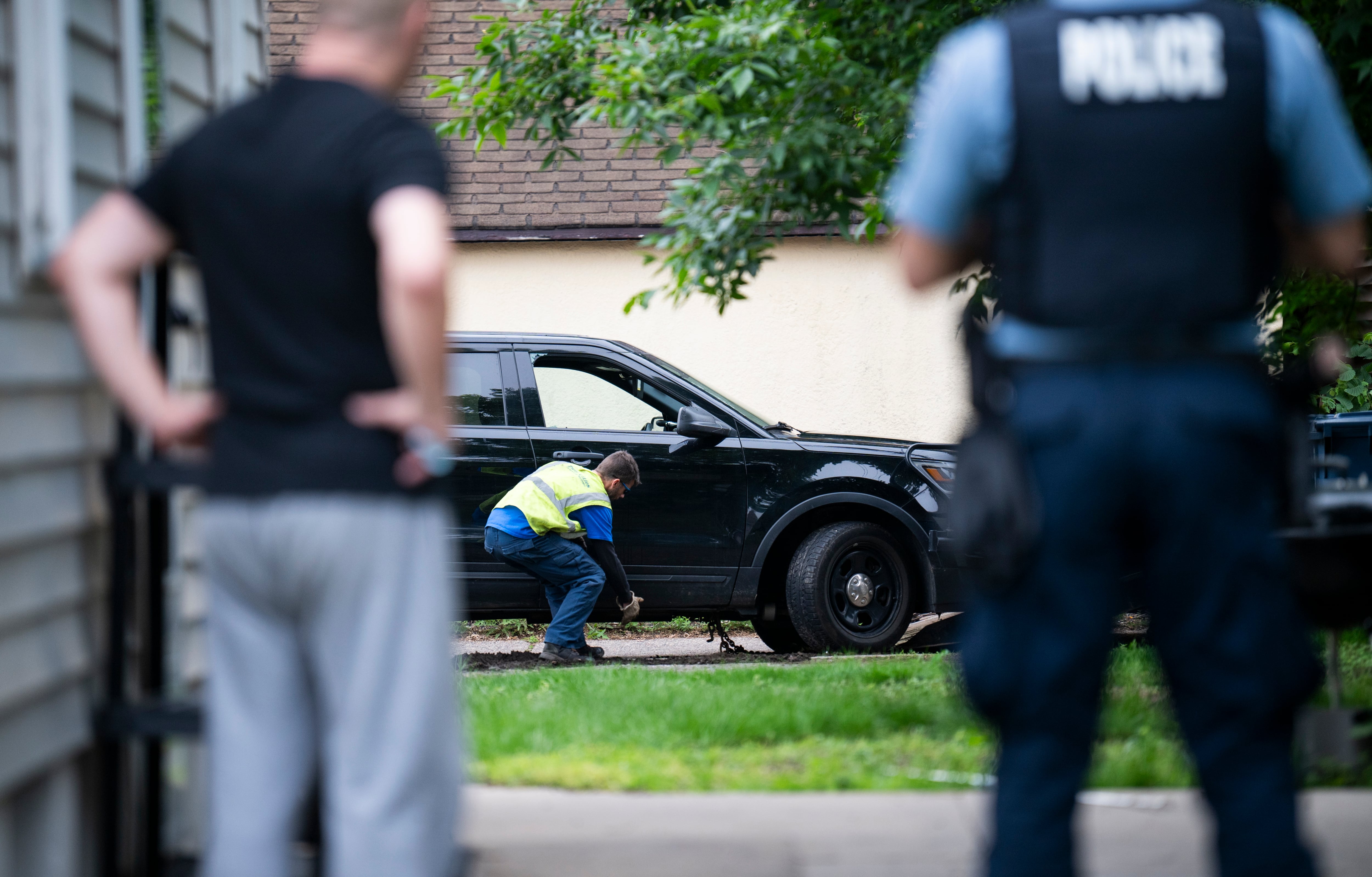 A vehicle belonging to Vance Boelter is towed from the alley behind his home on June 14, 2025 in Minneapolis, Minnesota. Boelter a suspect in the shooting of two Democratic-Farmer-Labor lawmakers. DFL State Rep. Melissa Hortman and her husband, Mark Hortman, were shot and killed. DFL State Sen. John Hoffman and his wife were also shot and hospitalized in a separate incident. Minnesota Gov. Tim Walz said during a press conference that the shooting