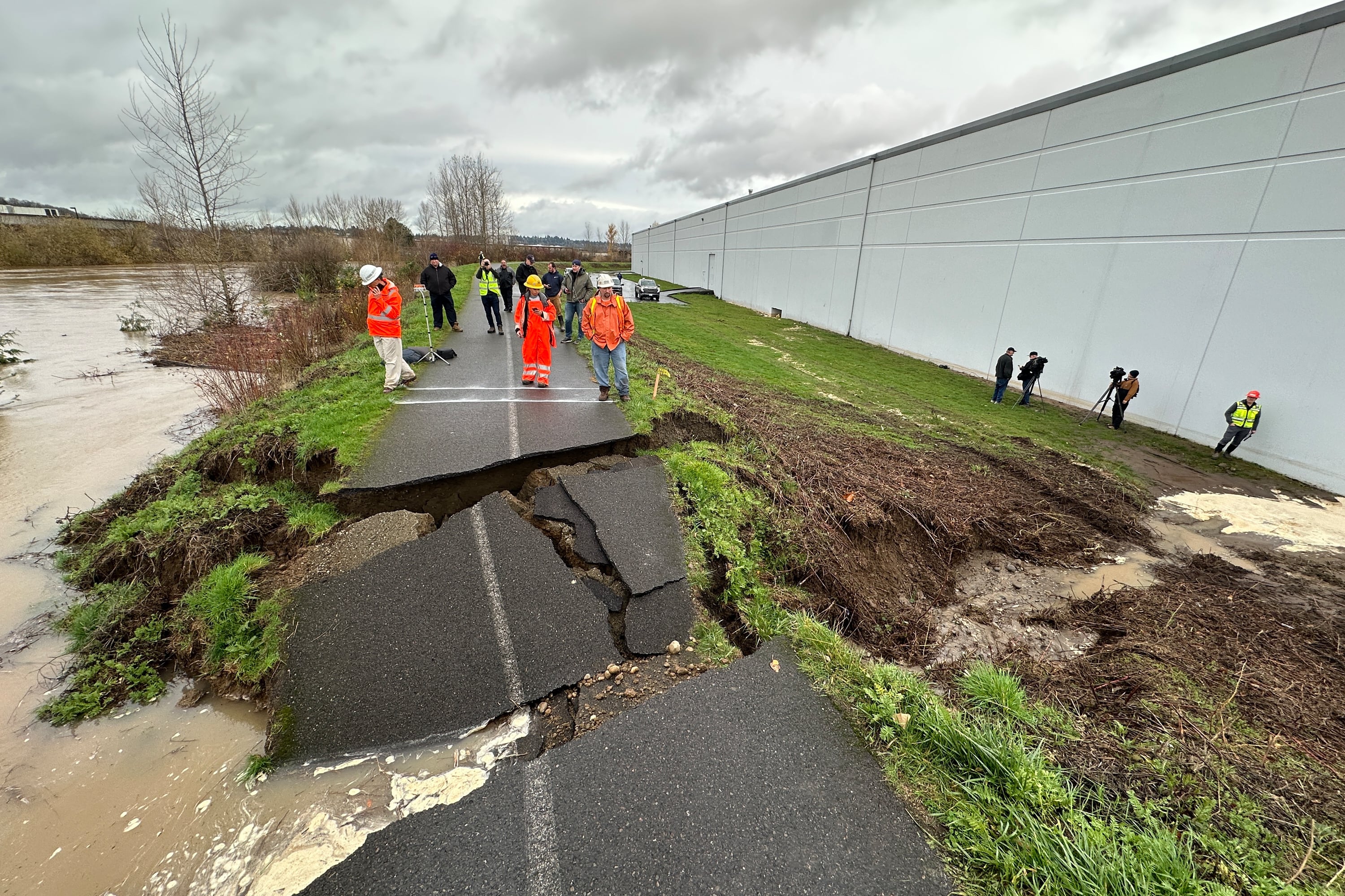 Crews inspect a crack in a levee along the Green River in Tukwila, Wash., Monday, Dec. 15, 2025.