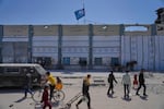 Los palestinos ayudan a los refugiados palestinos el martes 29 de abril de 2025 junto al Centro de Distribución de Ayuda Humanitaria Cerrada junto a los refugiados de las Naciones Unidas que ayudaron a los refugiados palestinos. 
