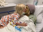 Erika Zak kisses her daughter Loïe in the hospital.