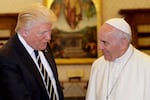 El líder católico critica a Trump por publicar sus obvias fotos de IA como Pope