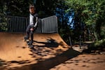 Nathan Hansen patine sur les rampes du parc Laurelhurst à Portland, en Oregon, le mardi 14 octobre 2025. L'installation est l'un des cinq projets de parc récents qui ne disposent pas d'un plan de financement à long terme, selon un audit publié mercredi par la ville.