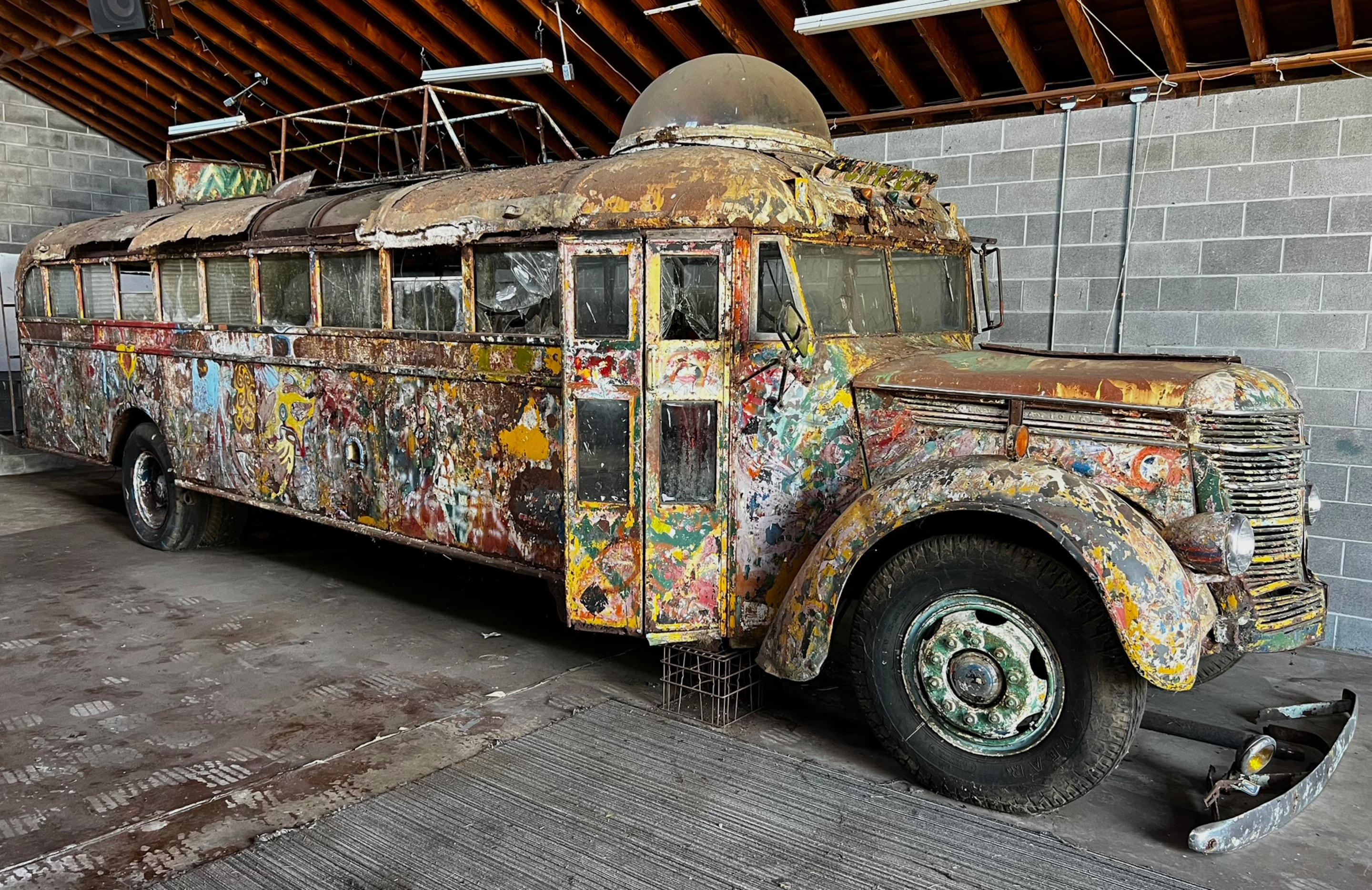 buruburuです(ΦωΦ) Ken Kesey's iconic psychedelic bus leaves Oregon for first time in