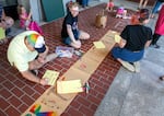 Los Portlanders cometen indicaciones para protestar por los cambios preescolares para todos en Portland, Oregon, el 20 de agosto de 2025.
