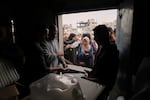 Los palestinos recibirán asistencia humanitaria de agencias de la ONU en refugiados palestinos en Jabalia, Strip de Gaza el miércoles 9 de abril de 2025.