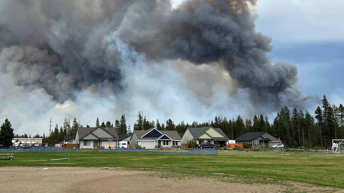 Over 1,100 buildings threatened by La Pine wildfire