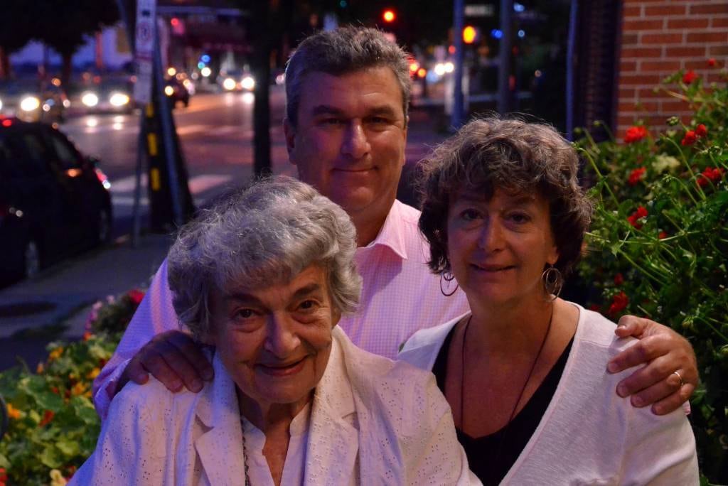 Elisabeth Simons (left) with her children Bob and Lee Simons in 2015.