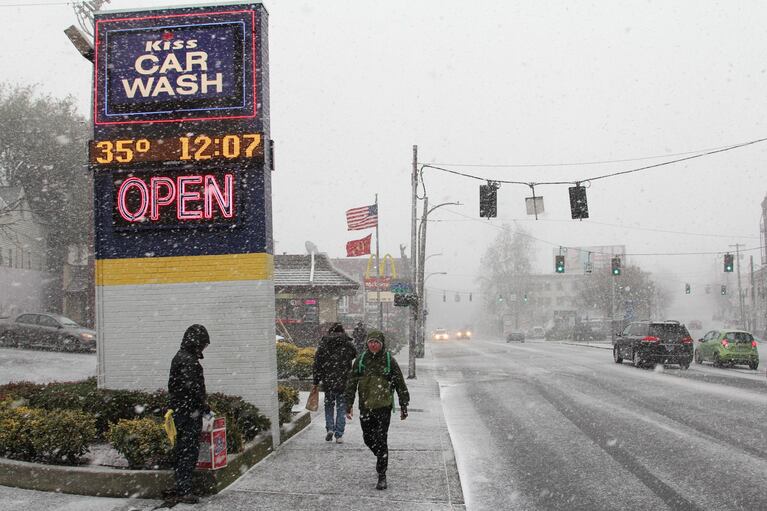 The first snow starts to fall as Portland braces for an unusually strong winter storm, Thursday, Dec. 8, 2016.