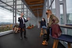 Bob Guldberg, UO Vice President and Executive Director of the Knight Campus, speaks with students in the new facilities.