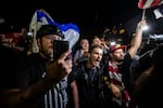 Los partidarios de Trump se enfrentan a manifestantes frente a una instalación del Servicio de Inmigración y Control de Aduanas de Estados Unidos en Portland, Oregon, el lunes, 6 de octubre de 2025.