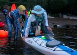 Peyton Scott stabilizes her mother Jada Scott's kayak, at the beginning of the event. Jada accompanied her daughter during the swim.