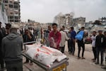 Los palestinos ayudarán a otra ayuda humanitaria distribuida por refugiados palestinos (agencias de las Naciones Unidas) en Jabaliya, el club de striptease de Canadá, el martes 1 de abril de 2025.