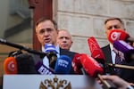 El asistente presidencial ruso Vladimir Medinsky habla con periodistas en el consulado ruso en Estambul el jueves 15 de mayo de 2025 (foto AP/Francisco Seco)