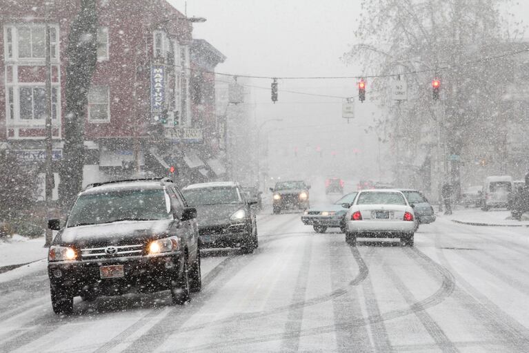 The first snow starts to fall as Portland braces for an unusually strong winter storm, Thursday, Dec. 8, 2016.