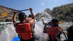 La balsa "loca" avanza a través de aguas bravas cerca de Wapinitia Rapids en el río Lower Deschutes, 8 de julio de 2023.