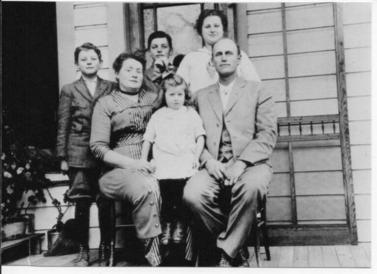 Flint Family Portrait in 1915 at Mid Valley Farm. From left to right: Waldo Flint, Cornelia Flint, Leland Flint, Margaret Flint, Julia Flint and Arthur Benjamin Flint.