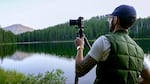 En una captura de pantalla de video capturada en septiembre de 2024, el fotógrafo Grant Tandy ha establecido un buen punto de vista en el lago Todd en el centro de Oregon para establecer las horas de la noche durante la noche.
