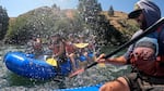 La guía de rafting Jody Robertson se empapa en un ataque de salpicadura entre Wapinitia y Boxcar Rapids en el río Lower Deschutes, el 8 de julio de 2023.