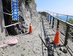 Hualien: Rocks fell and blocked the road after a magnitude 7.4 earthquake struck off Taiwan's eastern coast. The Guguan Works Section sent out machines and tools to open the area, and called on people who wanted to enter the mountainous area to pay attention to the road conditions.