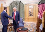 Trump conoce al presidente interino de Siria por primera vez en 25 años